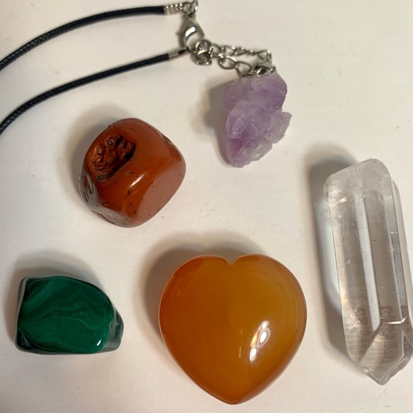 Collection of crystals including one necklace. - Picture 3 of 9